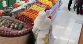 SKANDALČINA U PRODAVNICI Deda Mrazovi se posvađali a onda se BRUTALNO POTUKLI - kupci bežali u panici! (VIDEO)