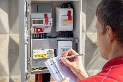 Proverite da li ste na spisku – niži računi za struju za penzionere, borce i vojne invalide