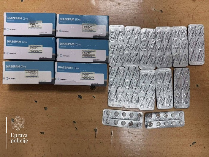 ALBANCI U CRNOJ GORI UHVAĆENI U KRIJUMČARENJU Pokušali da prenesu 302 tablete dijazepama i 15 kilograma duvana
