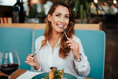 IMATE LI OVIH SEDAM OSOBINA? Ako vam nije problem da sedite sami u kafiću, evo šta to govori o vama