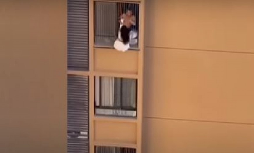 NEKAD SU ŠVALERI VISILI SA BALKONA Danas ljubavnice vise sa 10. sprata dok komšije snimaju! Celo naselje u neverici, drama uživo
