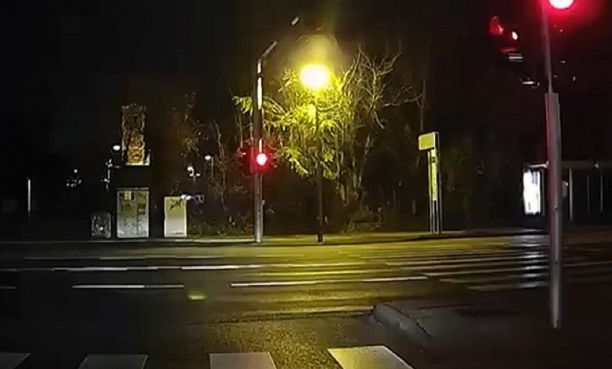 HOROR NA PUTU USRED NOĆI Vozač čekao na zelenom, a onda je čuo zvuk u daljini - sekunde ga delile od sigurne smrti! (VIDEO)