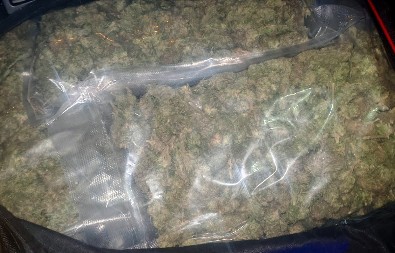 KRENULI U ISPORUKU ROBE, PA UHAPŠENI Policija kod maloletnika i osamnaestogodišnjaka pronašla narkotike