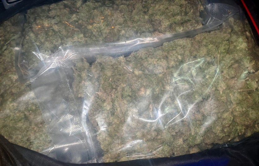 KRENULI U ISPORUKU ROBE, PA UHAPŠENI Policija kod maloletnika i osamnaestogodišnjaka pronašla narkotike