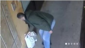 ZA NEVERICU! Novosađanin svakog dana baca đubre ispred ovog ulaza u kom ne stanuje, a razlog je da se prekrstiš i levom i desnom (VIDEO)