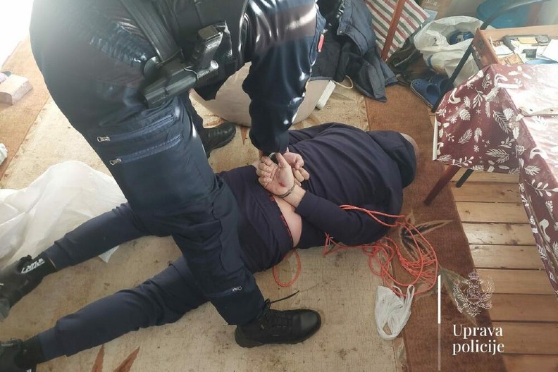 OVAKO SU UHAPSILI BEGUNCA IZ NIKŠIĆA Sumnja se da je ubio dvoje ljudi (VIDEO)