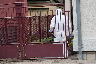 DANAS SAHRANA SUPRUŽNIKA KOJE JE U ČAČKU UBIO SIN Porodica nije želela da štampa umrlice, a ubijeni će počivati ovde