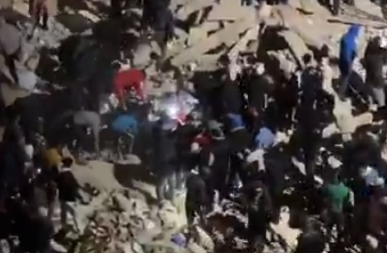 LJUDI ZAROBLJENI POD ZEMLJOM, ZGRADE SE SRUŠILE SA NJIMA! Raste broj žrtava u Maroku, spasioci neprekidno kopaju (VIDEO)