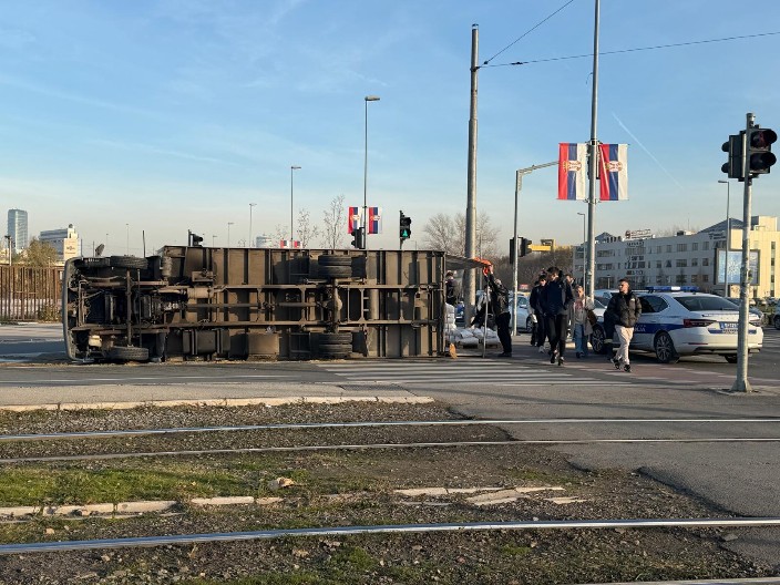 PREVRNUO SE KAMION POSRED PUTA Gužva na Novom Beogradu, policija na licu mesta