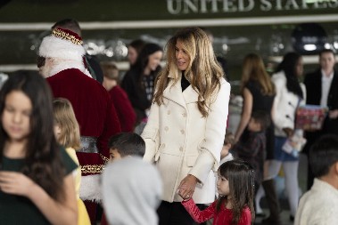 BOŽIĆNA PRIČA SE PRETVORILA SE U SKANDAL Melaniju zatrpali kritikama, “nema emocije, jedva govori engleski”