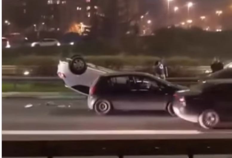 TOTALNI HAOS KOD GAZELE! Auto se prevrnuo usred špica – Beograd stao! (VIDEO)