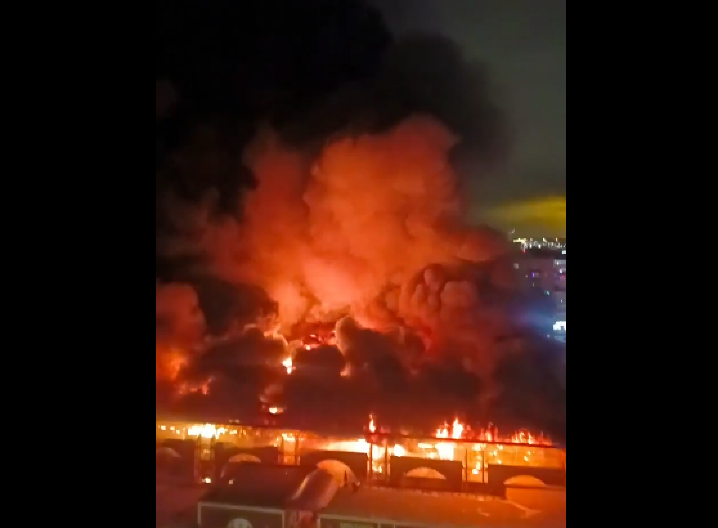 GORI SANKT PETERBURG!  Ogroman požar zahvatio objekat – ČULE SE EKSPLOZIJE! (VIDEO)