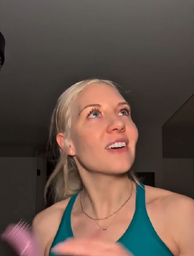 KO BI REKAO DA JE DEVICA Ova devojka ima 35 godina i nikad nije imala intimne odnose (VIDEO)