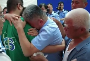 "VAŠE DVOGODIŠNJE DETE JE NESTALO!“ Majka tražila sina 32 godine, a istina ju je pogodila kao grom iz vedra neba