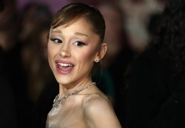 I KROJ I BOJA, MA SVE, CAKUM PAKUM JE! Crveni kaput slavne pevačice je komad koji svaka žena u Srbiji treba da ima ove zime