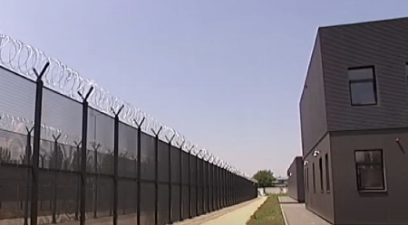 TUŽILAC TRAŽI MAKSIMALNE KAZNE ZA UBISTVO U ZATVORU  Optuženi su da su seksualno i fizički zlostavljali penzionera koji je umro od povreda