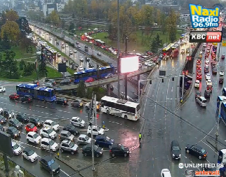 ZAŠTO UVEK ZAVRŠIMO U NAJSPORIJOJ TRACI? Srbi besne u gužvama, a nauka ima vrlo jednostavno objašnjenje zašto drugi brže prolaze