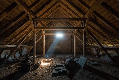 MLADI PAR SE USELIO U NOVU KUĆU I NA TAVANU ZATEKAO STARU KUTIJU Ono što je bilo u njoj ih je zapanjilo