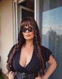 PEVAČICA PRVI PUT U JAVNOSTI NAKON TEŠKE POVREDE Imala zahtevnu operaciju, sada ne može da hoda bez štaka! (FOTO)