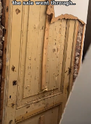 PRILIKOM RENOVIRANJA NAIŠLI NA NEŠTO ŠTO NISU OČEKIVALI Iza gipsanog zida bila su vrata, a ona su otkrivala UŽAS (VIDEO)