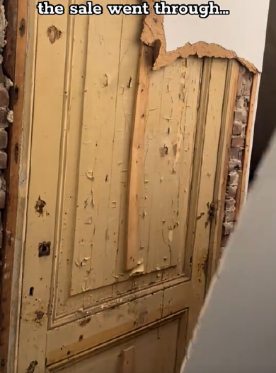 PRILIKOM RENOVIRANJA NAIŠLI NA NEŠTO ŠTO NISU OČEKIVALI Iza gipsanog zida bila su vrata, a ona su otkrivala UŽAS (VIDEO)