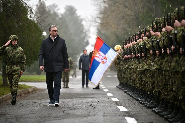 OFICIRI I PODOFICIRI, ZDRAVO! Predsednik Vučić obišao vojnike u kasarni "Mija Stanimirović"