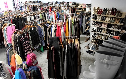 Kupio jaknu u sekndhend radnji i doživeo šok: Zavukao ruku u džep, a tamo…