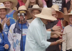 MADURO PEVA I PRETI SAD: Sa mačem u ruci poručio – „Razbićemo zube imperiji“ (VIDEO)