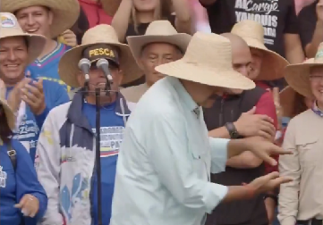 MADURO PEVA I PRETI SAD: Sa mačem u ruci poručio – „Razbićemo zube imperiji“ (VIDEO)