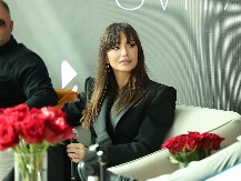 EMINA JAHOVIĆ U ŠORTSU I IZAZOVNOJ POZI PROVOCIRA! Otkrila tajnu svoje savršene linije, ovo je pevačicin jelovnik