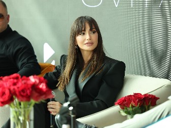 EMINA JAHOVIĆ U ŠORTSU I IZAZOVNOJ POZI PROVOCIRA! Otkrila tajnu svoje savršene linije, ovo je pevačicin jelovnik