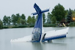 PAO AVION U SEVERNOJ MAKEDONIJI Imao problem sa motorom, ubrzo se strovalio u jezero