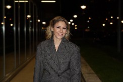 VODITELJKA RTS-A RAZGALILA PRATIOCE! Spustila bretele na brusu, pa se snimala u bademantilu, pokazala gole noge, a onda sve šokirala! (FOTO)