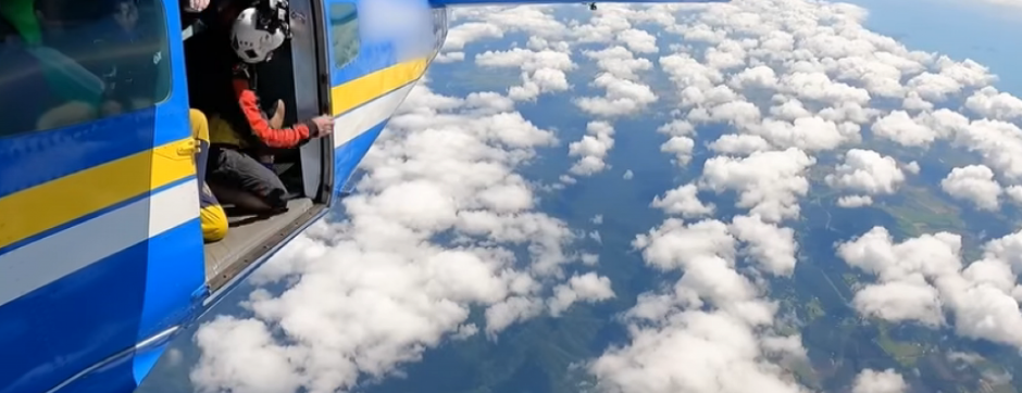 JEDVA IZVUKAO ŽIVU GLAVU Padobran mu se zakačio za rep aviona na 4.500 metara nadmorske visine (VIDEO)