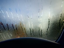 ZIMSKA ZAMKA U VAŠEM AUTU! Vlaga uništava kabinu i ugrožava zdravlje – ovaj JEFTIN TRIK za samo 200 dinara rešava sve za 5 minuta!