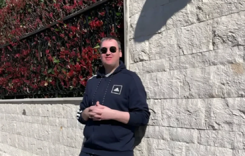 GEJ AFERA PEVAČA TRESE REGION! Voditelj ga javno raskrinkao, a on ga hitno pozvao: "Molio me je"