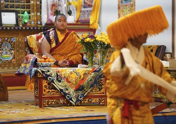 SKANDAL U INDIJI: Estonski delegati pijani pred susret sa Dalaj Lamom