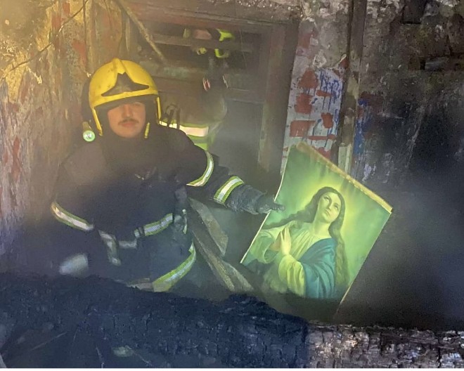 OVA IKONA OSTALA JE NETAKNUTA, A KUĆA SKORO POTPUNO IZGORELA Hrabri srpski vatrogasci svedočili neobičnom otrkiću