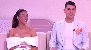 PEJA SIJA OD SREĆE! Ena osvojila njegovu porodicu, evo kada staju na ludi kamen!