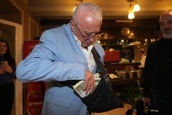 LEPA LUKIĆ UVELIČALA VESELJE KOD ERE Ojdanić dok je bacao evre pevao: "I sve što sam stek'o..."