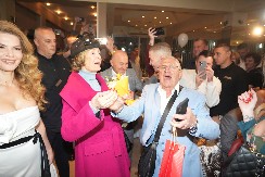 POZNATA PEVAČICA POKAZALA HALTERE Nakon što je podigla haljinu, Era Ojdanić pao u trans!