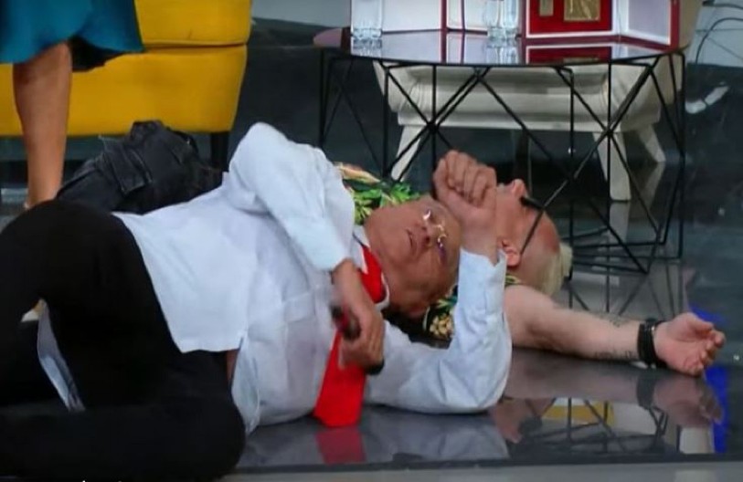 PEVAČ U EMISIJI PAO KAO POKOŠEN! Odjednom se srušio, voditeljka hitno reagovala, odmah pozvala doktora!