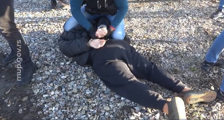 HOROR NA NOVOM BEOGRADU Trojica upala u kuću, pa pretukla ženu i naterali njenog muža DA JOJ ODSEČE KOSU!