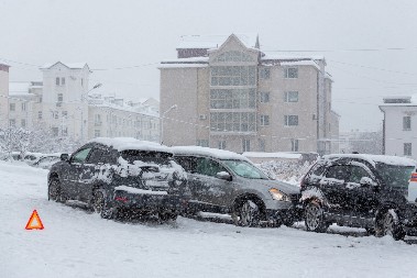 DA VAS AUTO NE IZDA NA PUTU Jedna greška zimi može da vas ostavi zavejane i bez pomoći