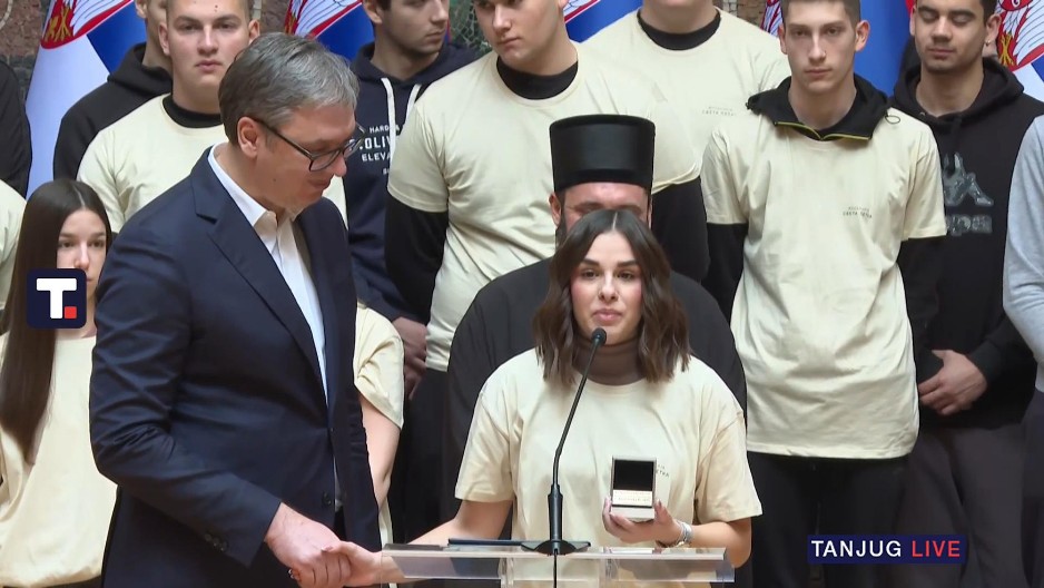 ZLATNIK NA DAR ZA PREDSEDNIKA! Vučić primio poklon od učenika iz Vukovara (FOTO)