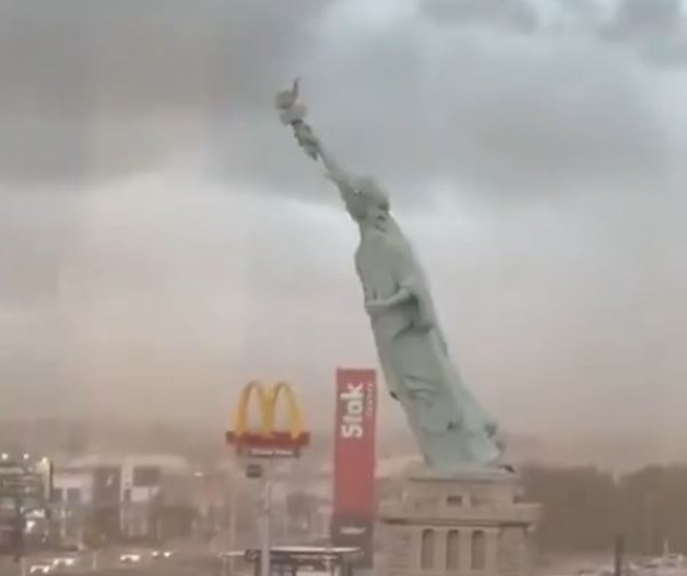 KIP IM ODE! Vetar oduvao najpoznatiju statuu (VIDEO)