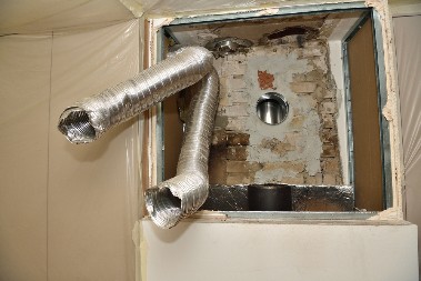 STARA KOLIBA KRILA STRAVIČNU TAJNU Kada je vlasnik video šta se nalazi u dimnjaku, SLEDIO SE OD UŽASA! (FOTO)