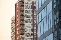 "VIŠE NISMO U SREDNJEM VEKU" Na zgradi u Zemunu primećeno neobično obaveštenje, evo o čemu se radi (FOTO)