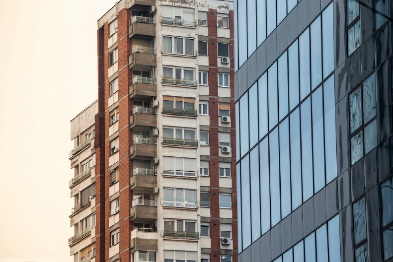 "VIŠE NISMO U SREDNJEM VEKU" Na zgradi u Zemunu primećeno neobično obaveštenje, evo o čemu se radi (FOTO)