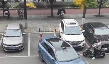 GENIJALNO ILI BEZOBRAZNO? Snimak drame na parkingu zapalio mreže, vozač povukao NEZAMISLIV POTEZ, žena ostala ukopana od šoka! (VIDEO)